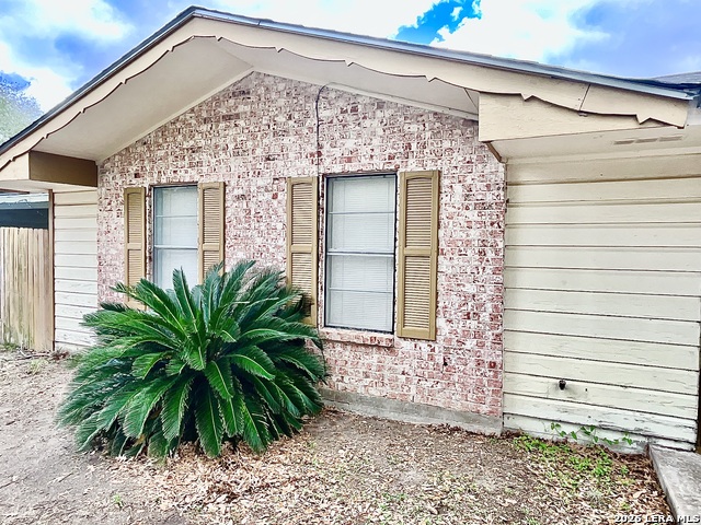 Listing photo id 2 for 1106 Hutchinson St E