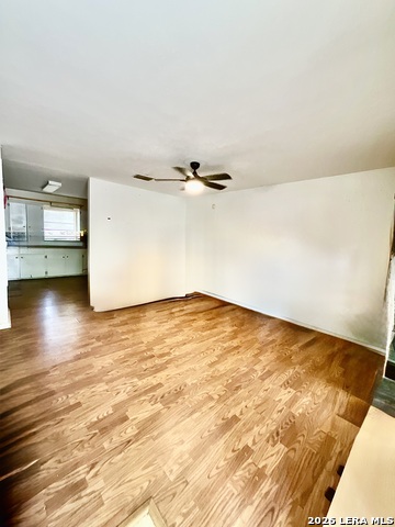 Listing photo id 3 for 1106 Hutchinson St E