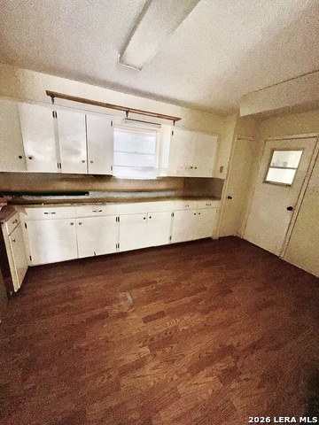 Listing photo id 4 for 1106 Hutchinson St E