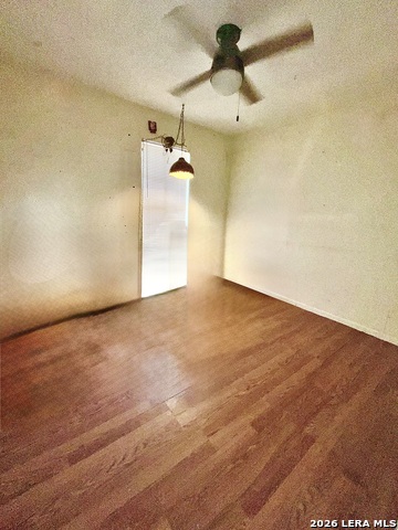 Listing photo id 5 for 1106 Hutchinson St E