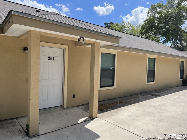 Image 3 of 4 For 823 Bynum  201