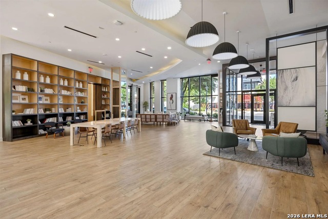 Listing photo id 2 for 3201 Esperanza  415455