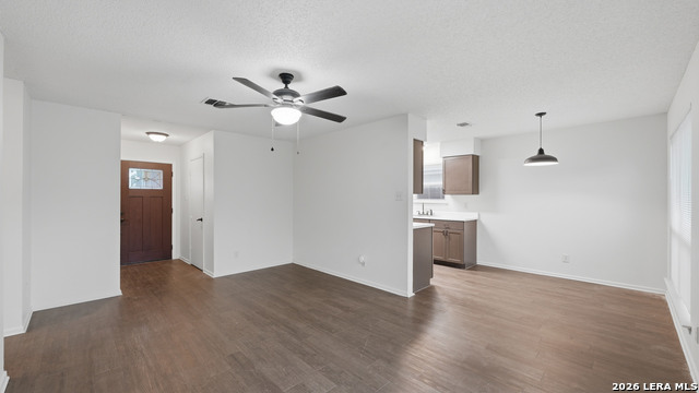 Listing photo id 2 for 2221 Michigan