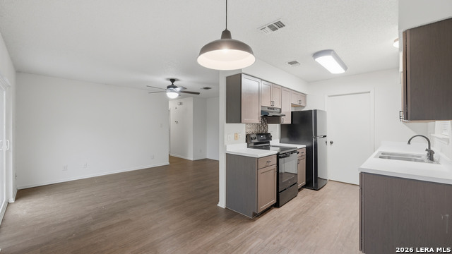 Listing photo id 5 for 2221 Michigan