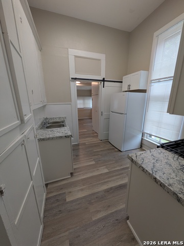 Image 11 of 21 For 822 Carson St E 5