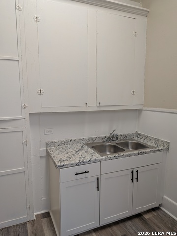 Image 12 of 21 For 822 Carson St E 5