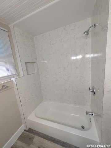 Image 19 of 21 For 822 Carson St E 5