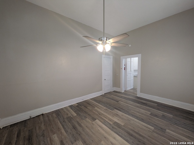 Image 3 of 21 For 822 Carson St E 5