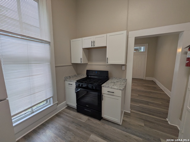 Image 6 of 21 For 822 Carson St E 5