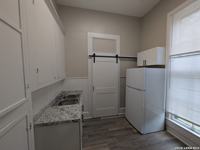 Image 9 of 21 For 822 Carson St E 5