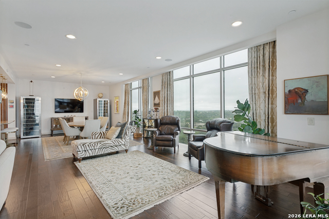 Image 17 of 36 For 4242 Broadway  1702