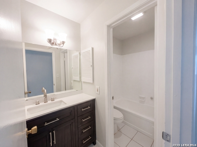 Image 15 of 18 For 225 La Jolla