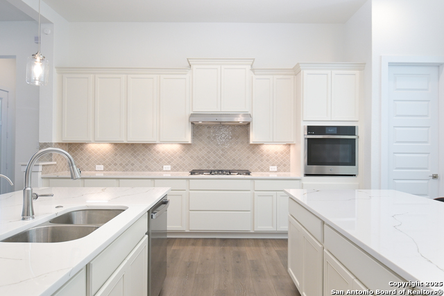 Listing photo id 1 for 524 Cotorra Springs