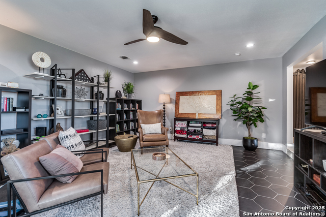 Image 14 of 49 For 311 Woodlake Dr E