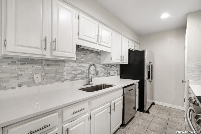 Listing photo id 12 for 8611 Datapoint Dr  43