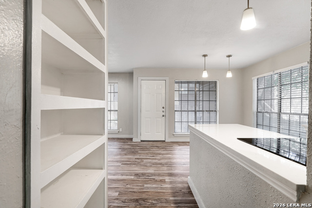 Listing photo id 14 for 8611 Datapoint Dr  43