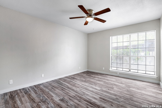 Listing photo id 15 for 8611 Datapoint Dr  43