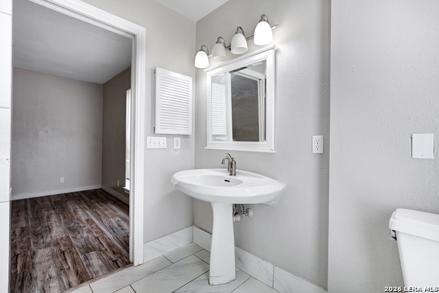 Listing photo id 17 for 8611 Datapoint Dr  43