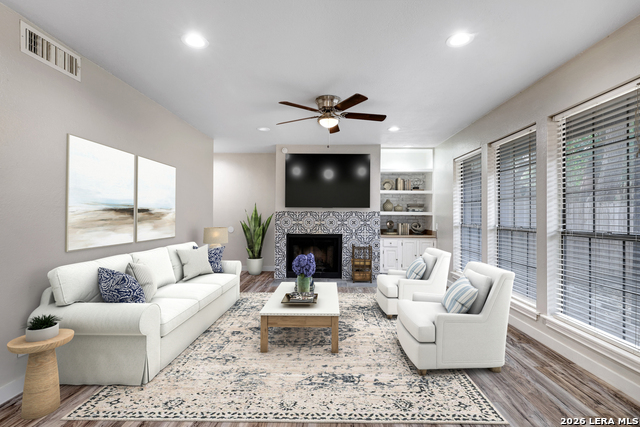 Listing photo id 0 for 8611 Datapoint Dr  43