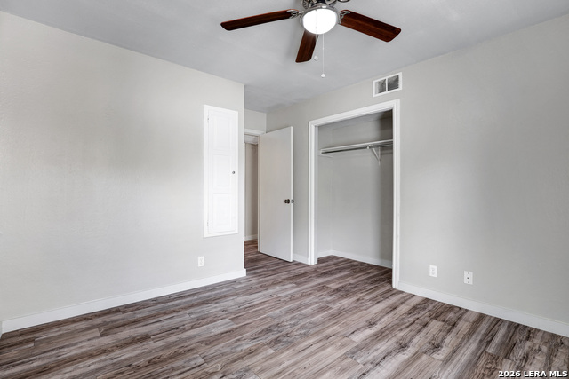 Listing photo id 21 for 8611 Datapoint Dr  43