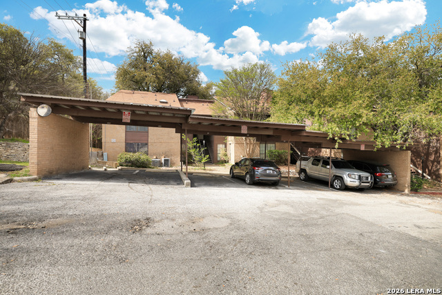 Listing photo id 26 for 8611 Datapoint Dr  43