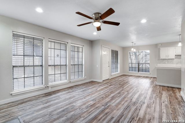 Listing photo id 5 for 8611 Datapoint Dr  43