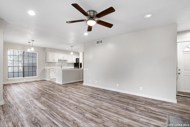 Listing photo id 6 for 8611 Datapoint Dr  43