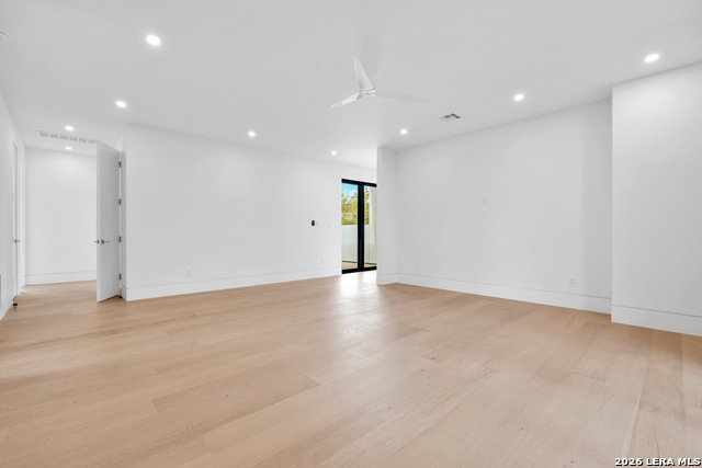 Image 13 of 25 For 15302 Barrie