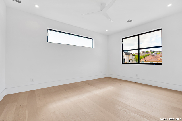 Image 18 of 25 For 15302 Barrie