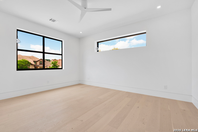 Image 21 of 25 For 15302 Barrie