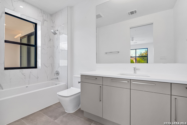 Image 23 of 25 For 15302 Barrie