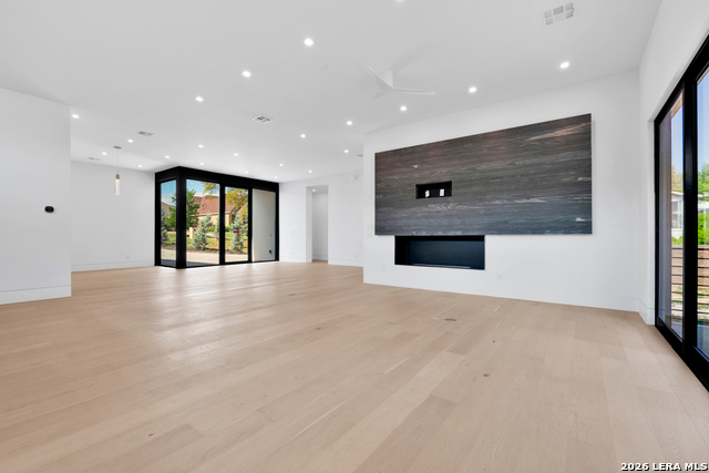 Image 4 of 25 For 15302 Barrie