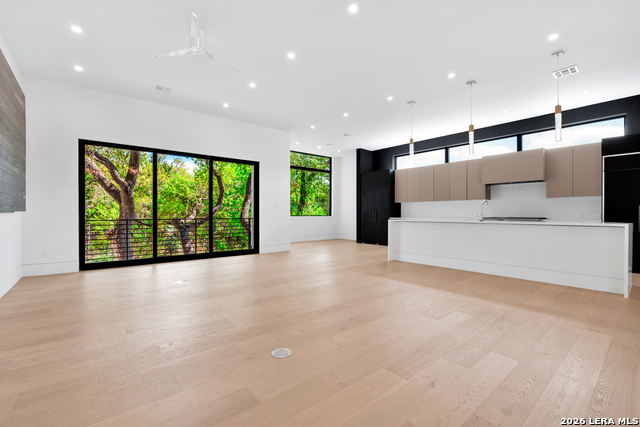 Image 5 of 25 For 15302 Barrie