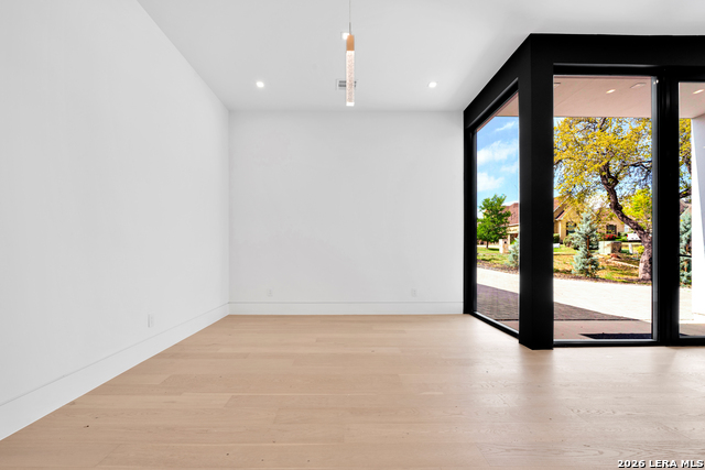 Image 8 of 25 For 15302 Barrie