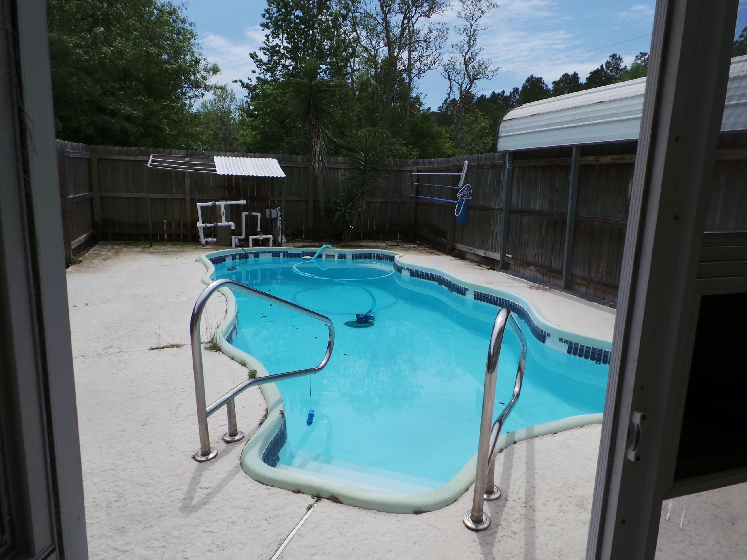 Image 4 of 40 For 250 Crescent Lane ( With Pool)