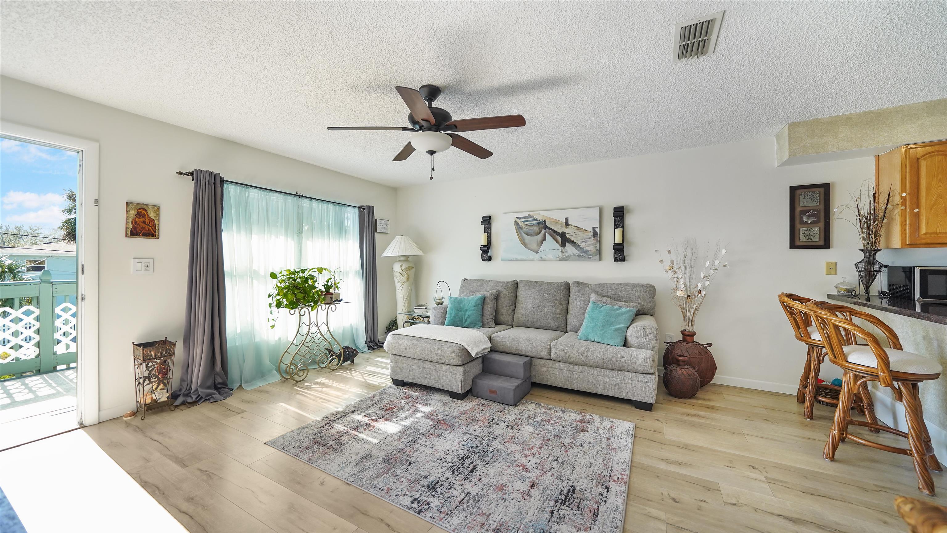 Image 20 of 59 For 208 Arricola Avenue