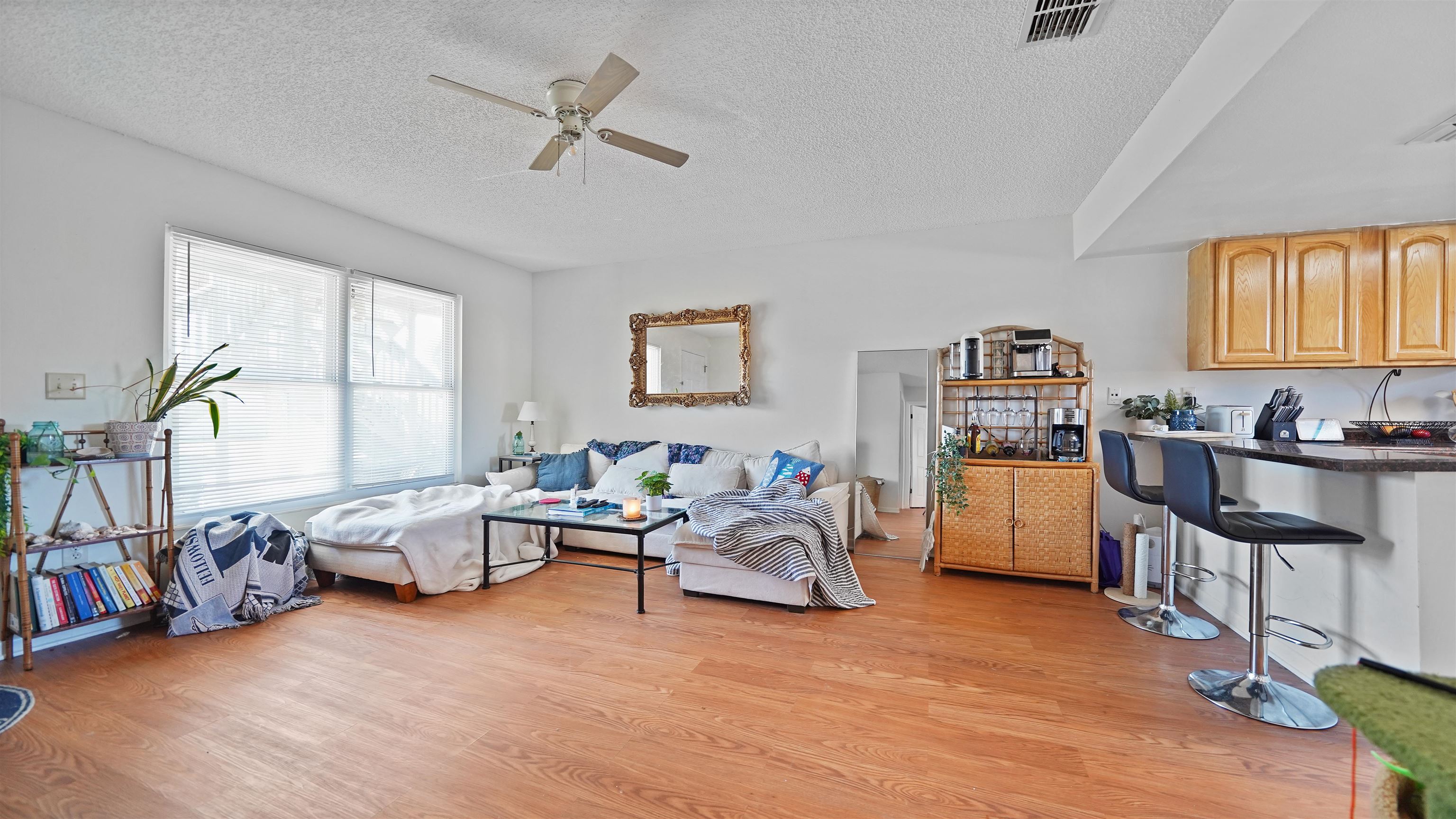 Image 24 of 59 For 208 Arricola Avenue