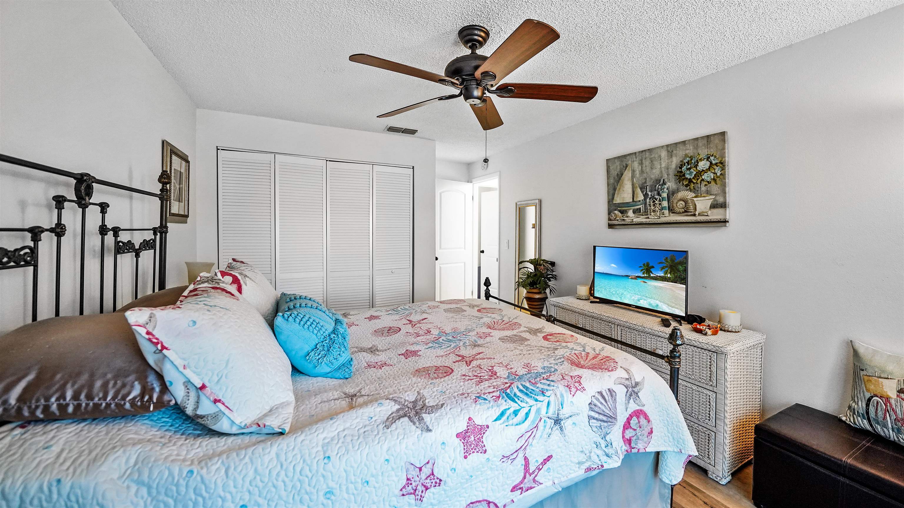 Image 42 of 59 For 208 Arricola Avenue