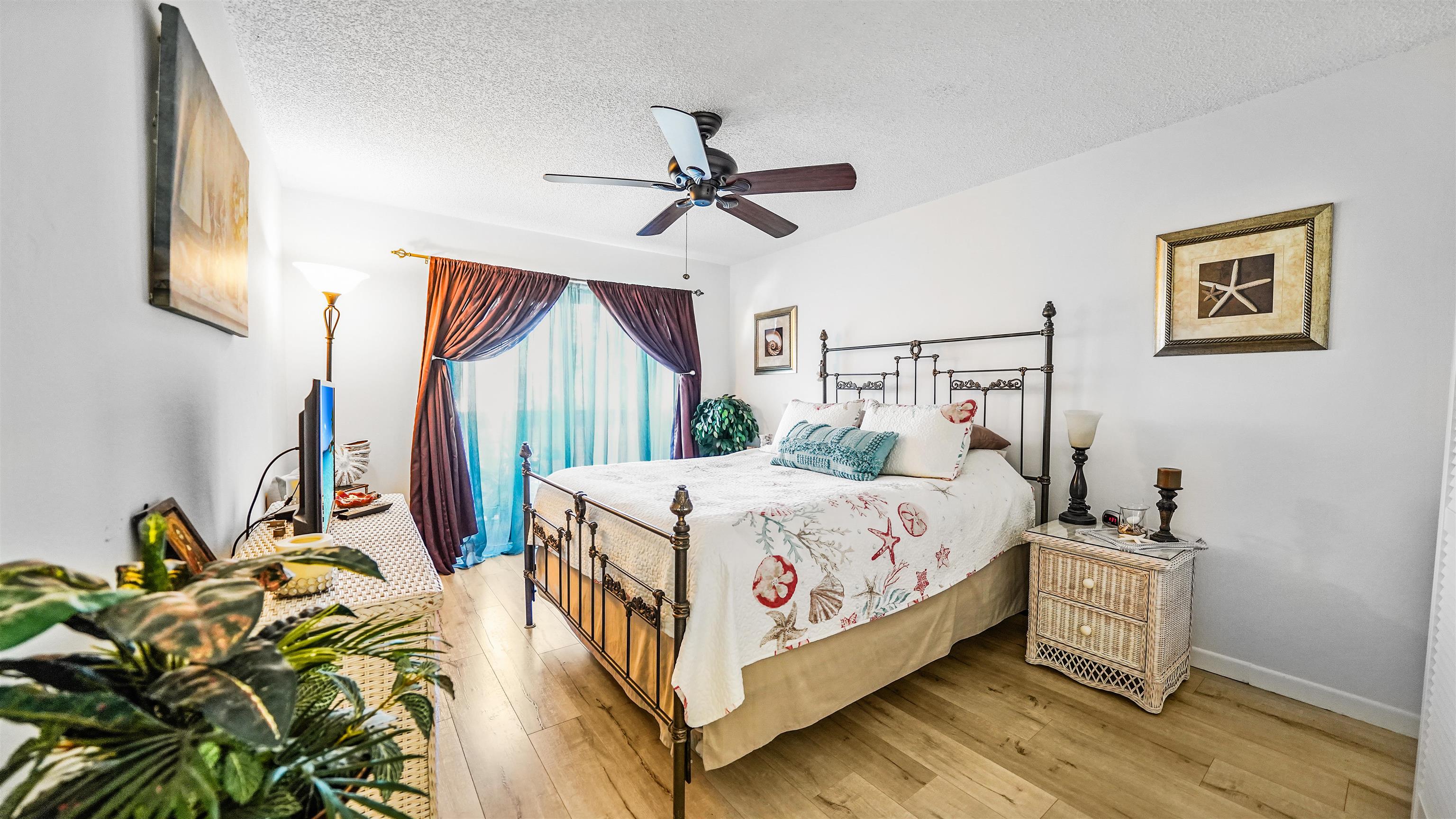 Image 5 of 59 For 208 Arricola Avenue