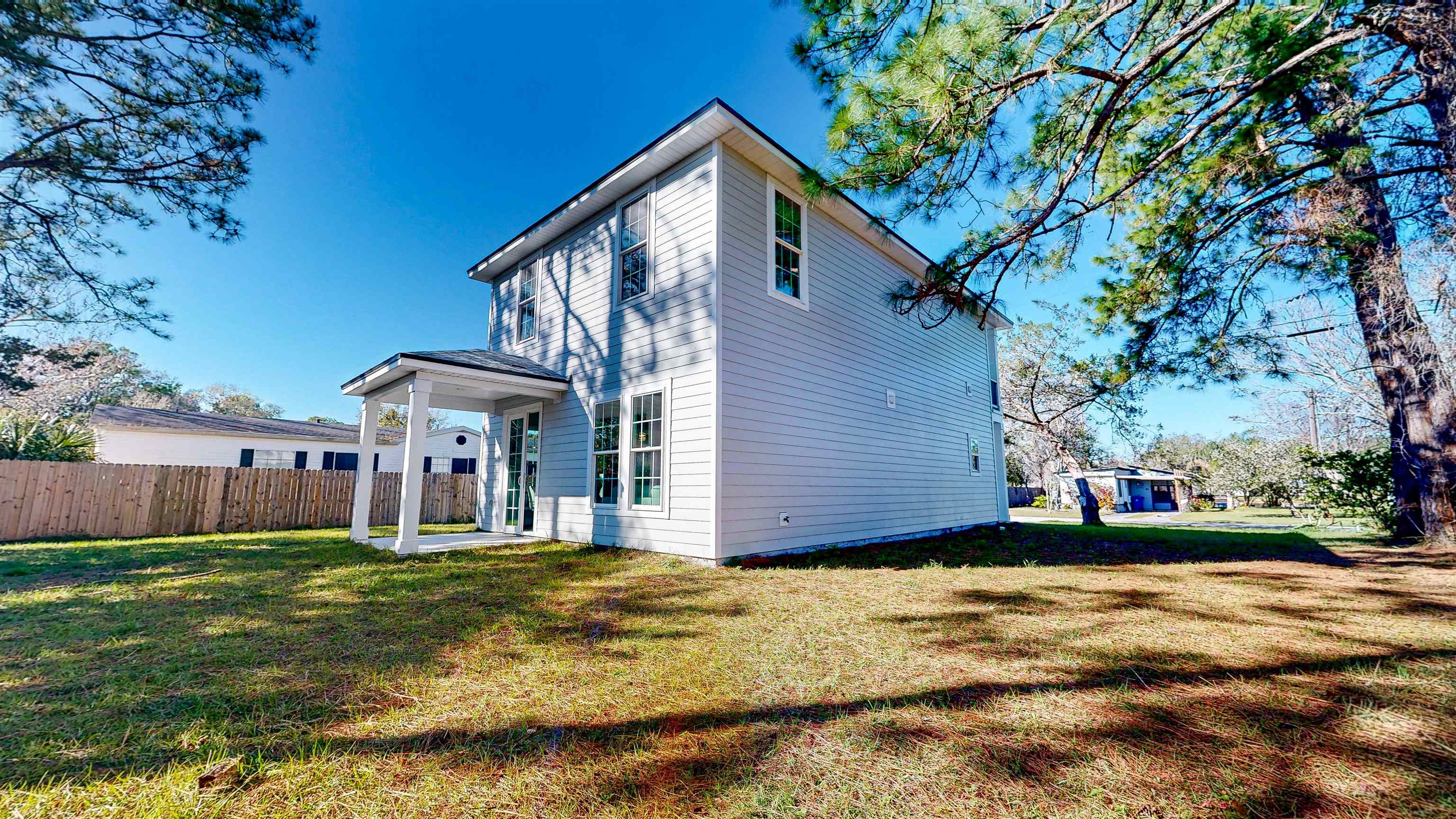 Image 4 of 48 For 688 Coral Cir