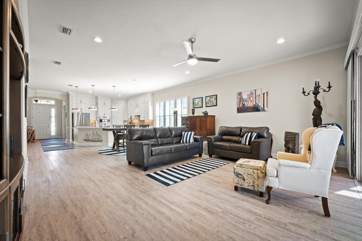 Image 11 of 34 For 211 Pintoresco Dr