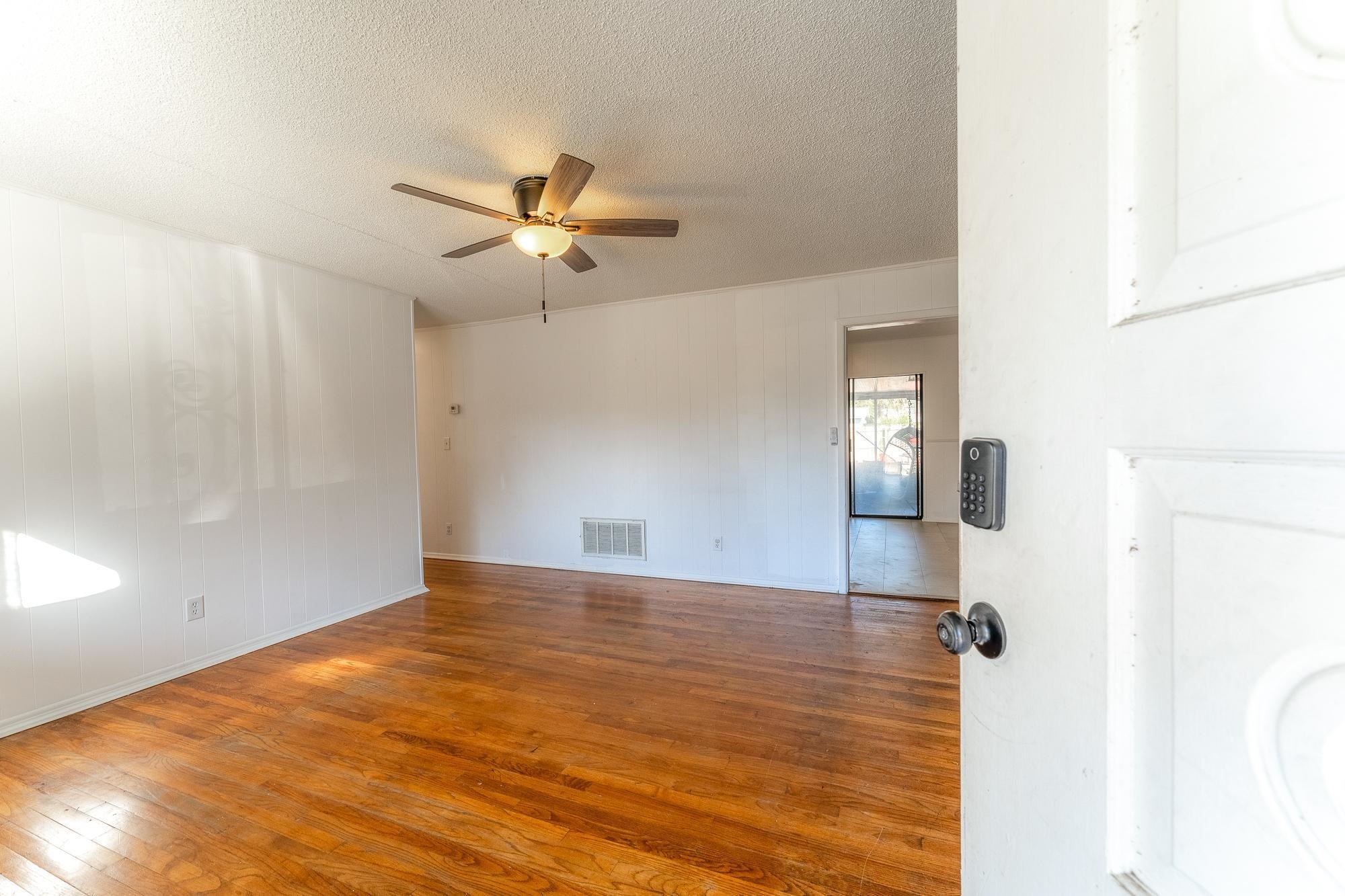 Image 18 of 56 For 5829 Cherry Laurel Dr