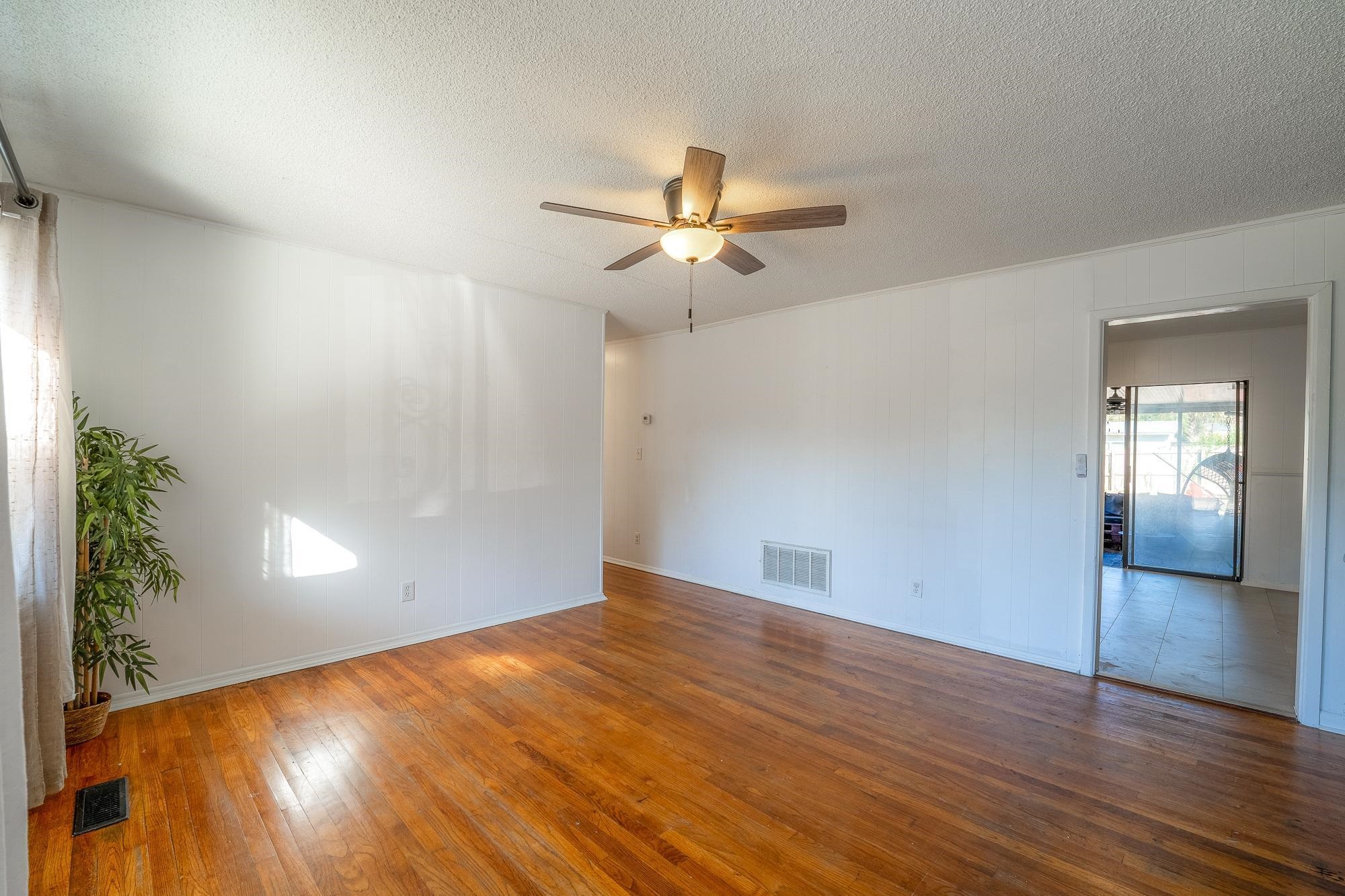 Image 19 of 56 For 5829 Cherry Laurel Dr