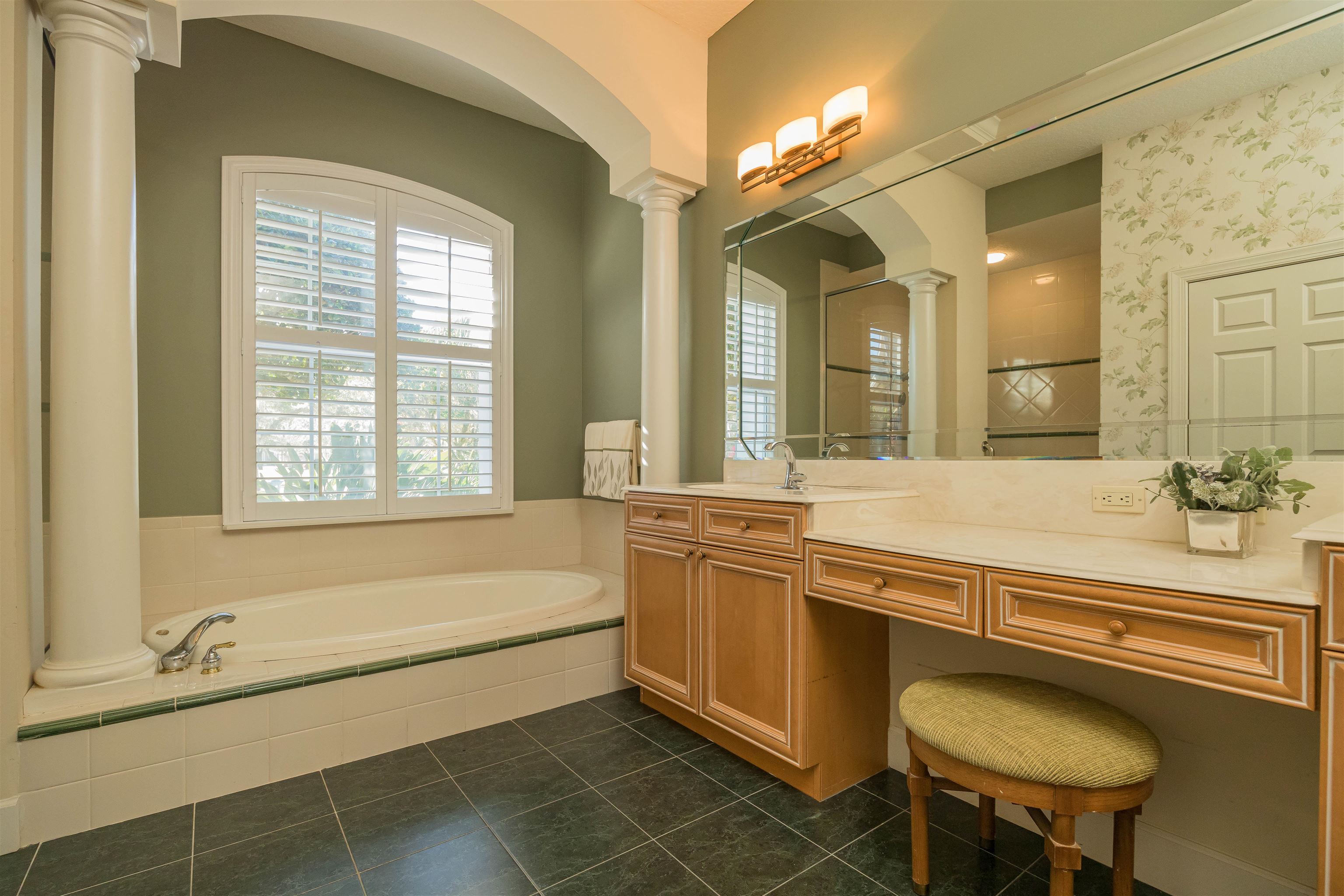 Image 50 of 91 For 281 Pinehurst Pointe Dr