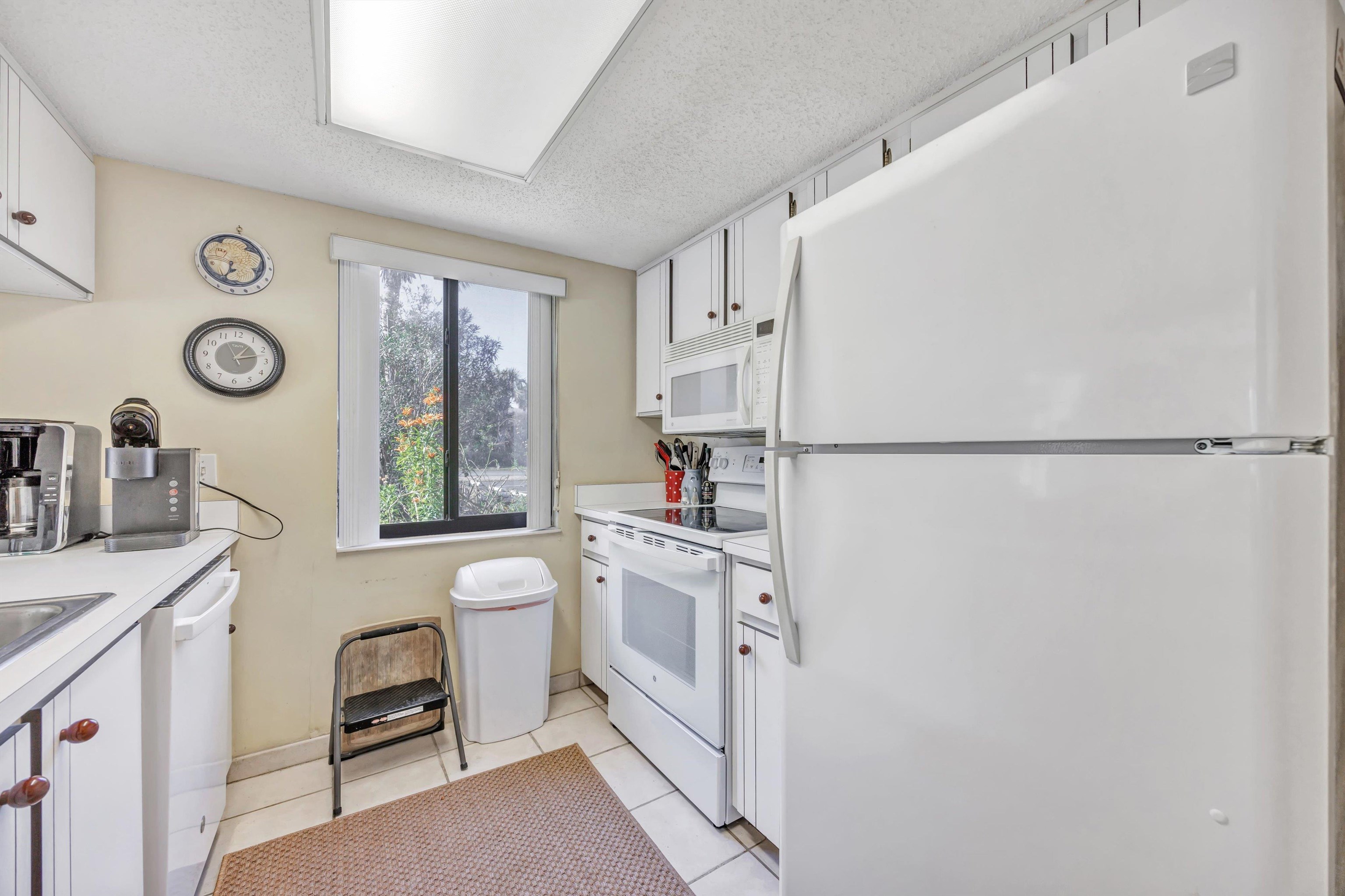 Image 10 of 25 For 826 A1a Beach Blvd  46