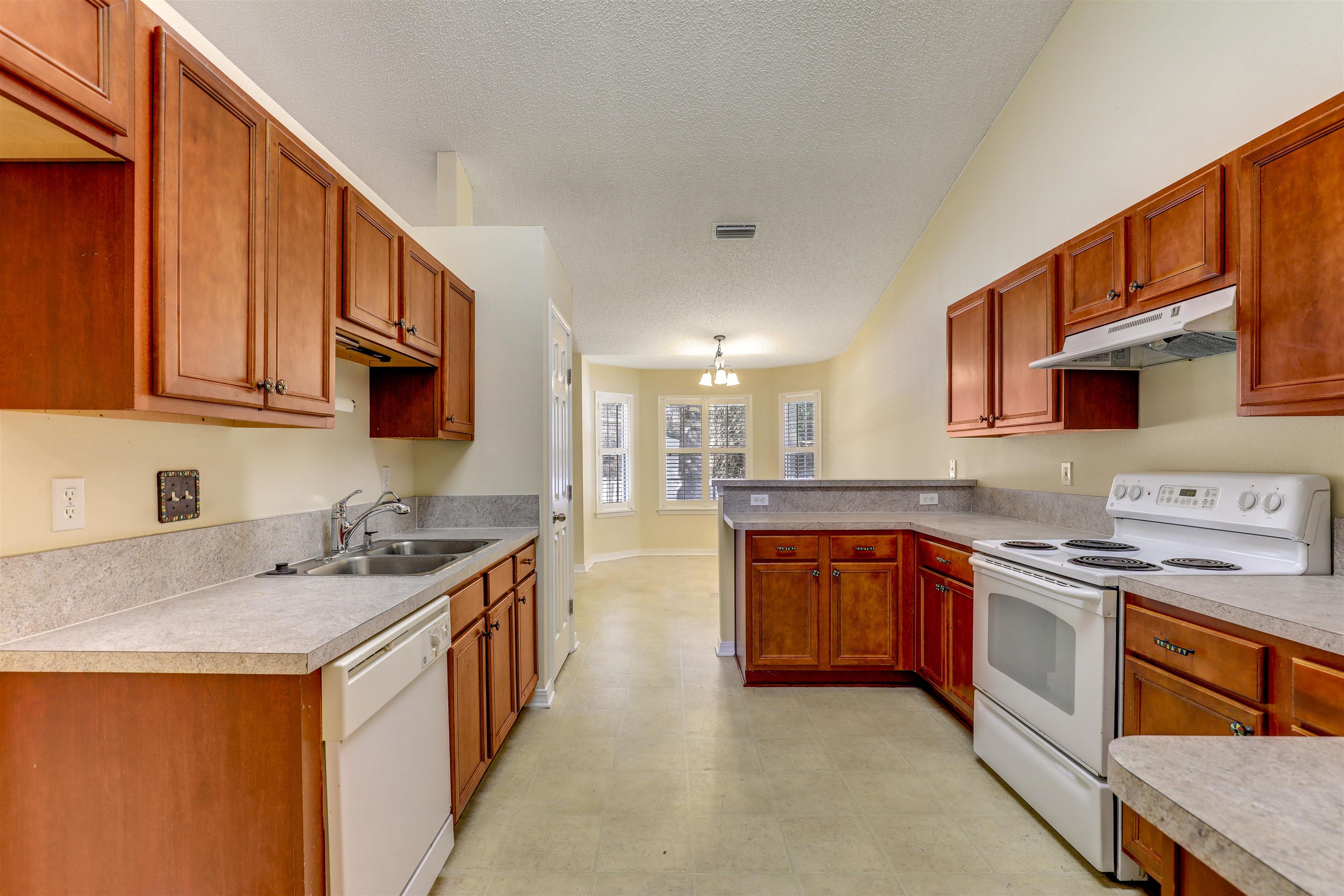 Image 3 of 49 For 3061 Silverado Cir