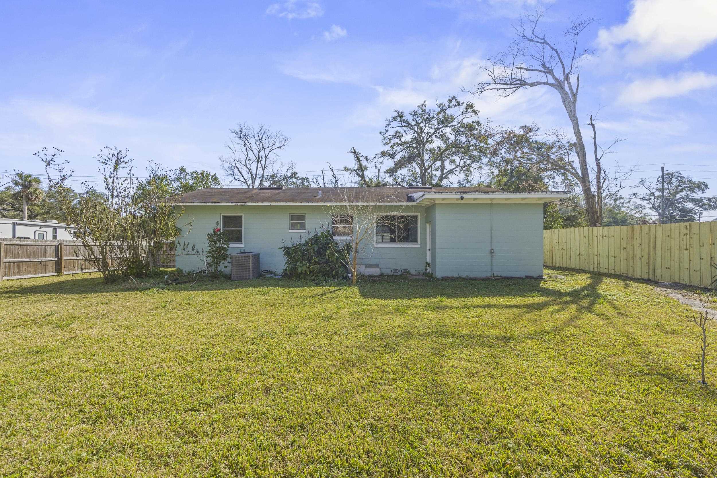 Image 23 of 36 For 244 Ravenswood Dr