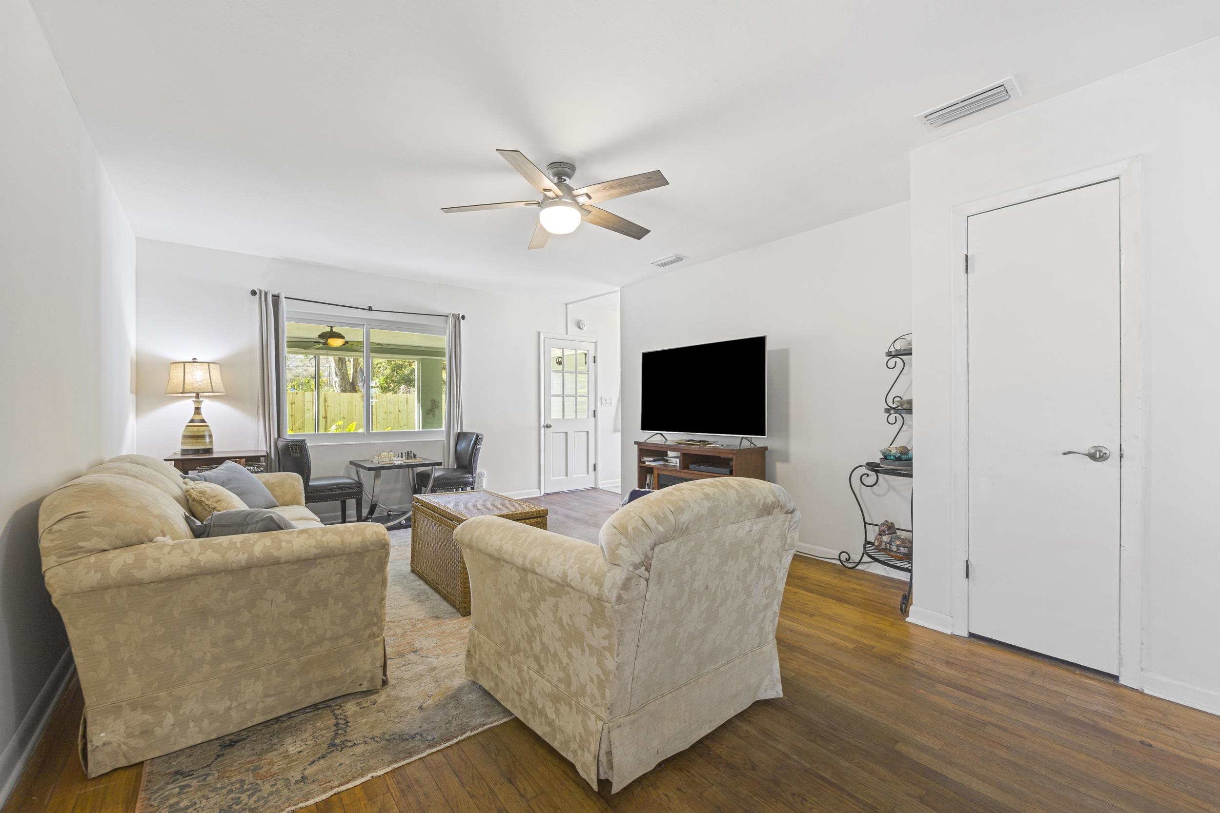 Image 5 of 36 For 244 Ravenswood Dr