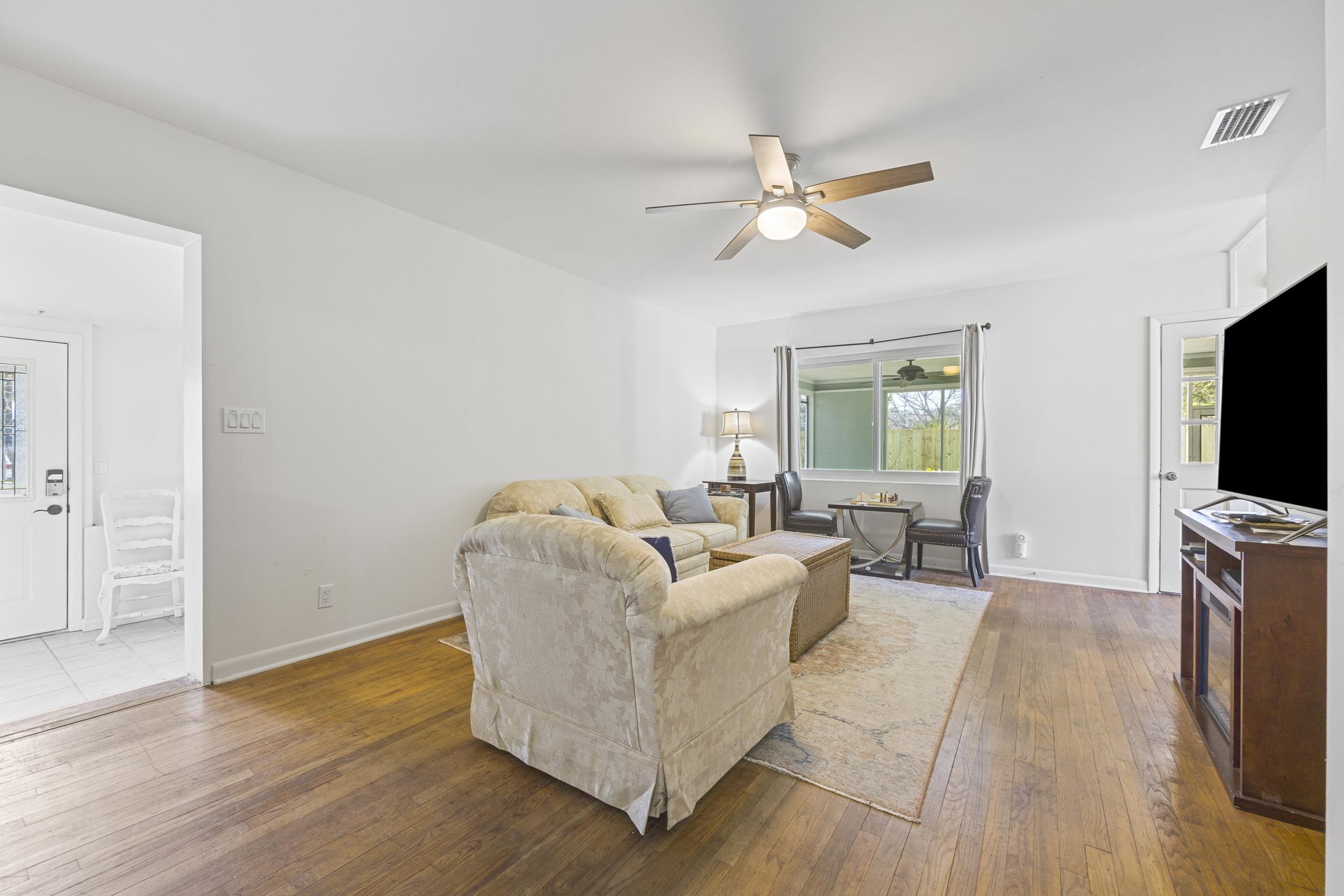Image 6 of 36 For 244 Ravenswood Dr
