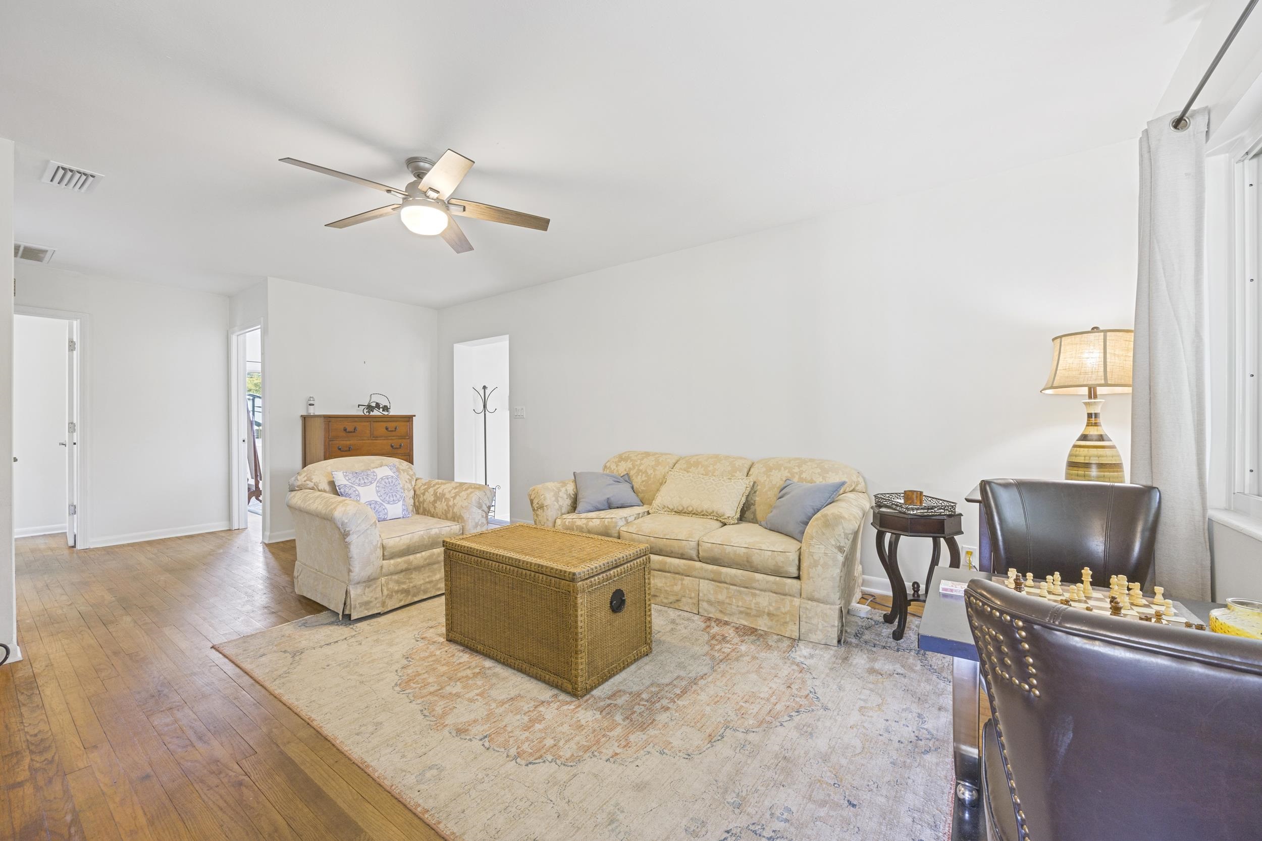 Image 7 of 36 For 244 Ravenswood Dr